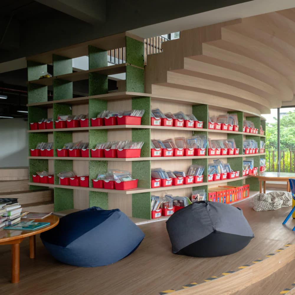 Rak dan furnitur dengan elemen material daur ulang di ruang sekolah