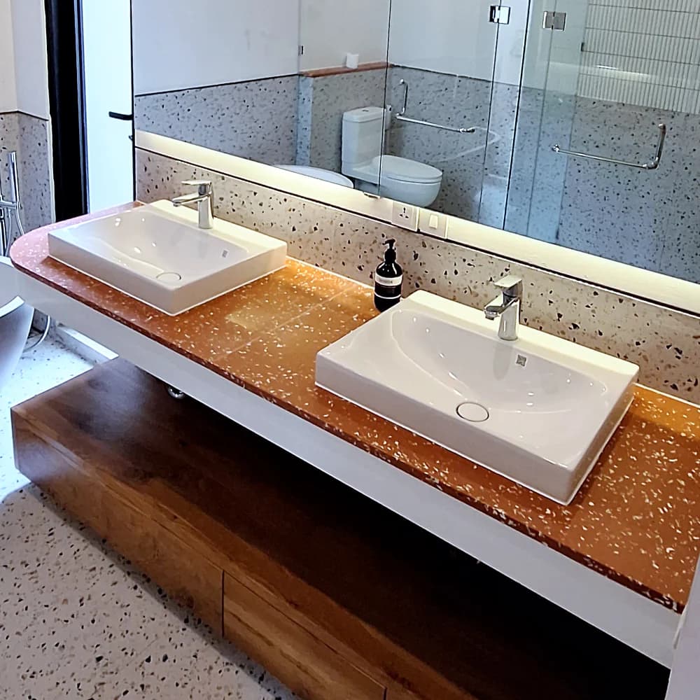Permukaan wastafel kamar mandi dari material daur ulang