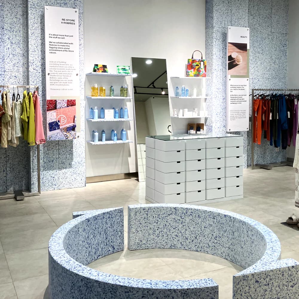 Display toko dengan elemen material daur ulang