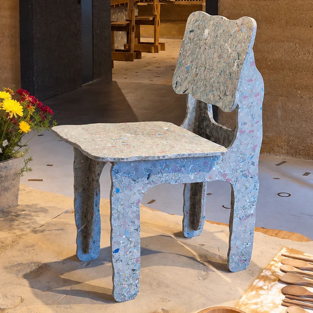 Kursi dari material daur ulang untuk koleksi furnitur